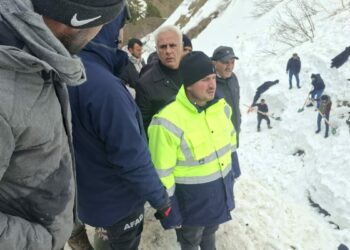 Çığ altında kalan çobanın cansız bedenine ulaşıldı