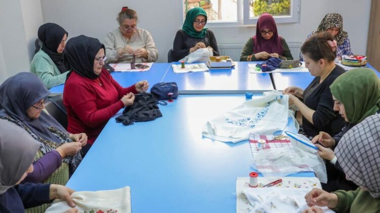 Ümraniye Belediyesi'nden vatandaşlara ücretsiz mesleki eğitim imkanı