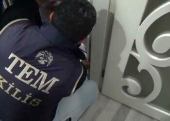 Firari FETÖ hükümlüsü banyodaki gizli bölmede yakalandı