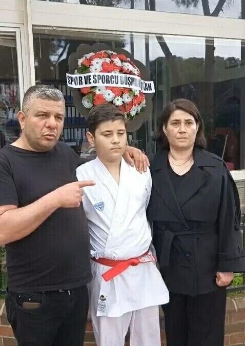Kulüple ilişiği kesilen milli karatecinin babasından belediyeye siyah çelenkli protesto