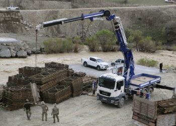 TSK’dan Hakkari'de heyelan bölgesine 40 metrelik köprü