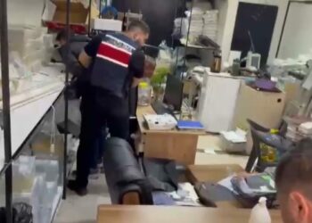 Zeytinburnu'nda sahte altın operasyonu: 2 gözaltı