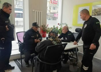 Emekliyi, dolandırılmaktan güvenlik görevlileri ve polisler kurtardı