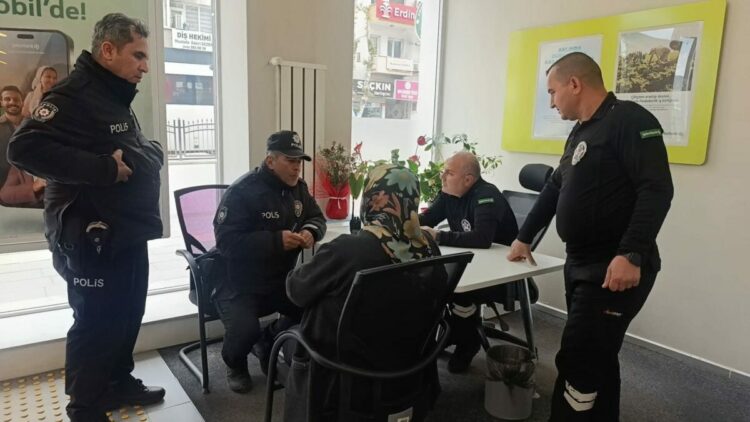 Emekliyi, dolandırılmaktan güvenlik görevlileri ve polisler kurtardı