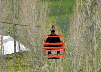 Karadeniz'de gördü, Van'da uyguladı; teleferik sistemi ile bahçesine 40 dakika yerine 40 saniyede ulaşıyor