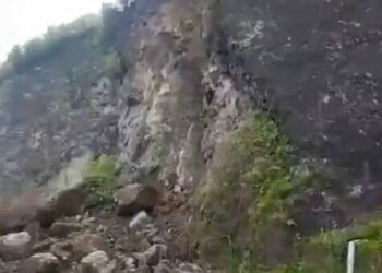 Artvin’de heyelan; yol ulaşım kapandı