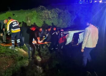 Cenazeye gidenlerin bulunduğu otomobil, şarampole yuvarlandı; 4 yaralı