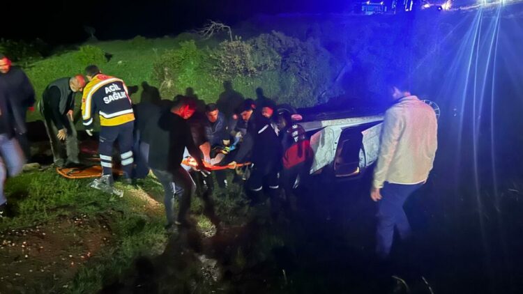 Cenazeye gidenlerin bulunduğu otomobil, şarampole yuvarlandı; 4 yaralı