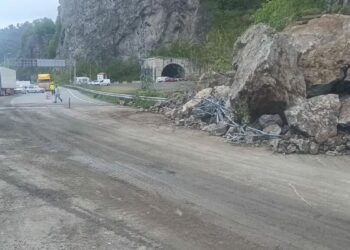 Artvin’de heyelan; sahil yolunda kontrollü ulaşım