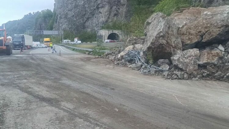 Artvin’de heyelan; sahil yolunda kontrollü ulaşım
