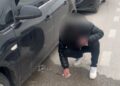 Sürücünün zabıtayı görünce attığı izmaritleri topladığı anlar kamerada