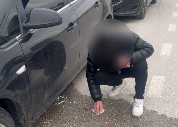 Sürücünün zabıtayı görünce attığı izmaritleri topladığı anlar kamerada