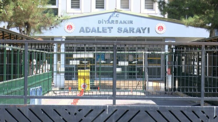 Profesöre ‘bıçak parası’ davası