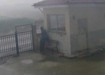 Gaziantep’te fırtınaya yakalanan çobanın zor anları kamerada