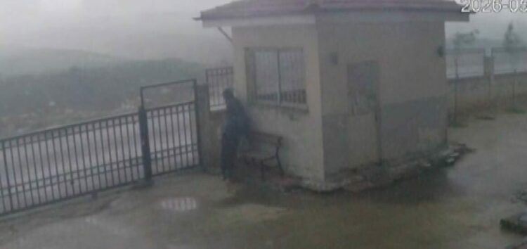 Gaziantep’te fırtınaya yakalanan çobanın zor anları kamerada