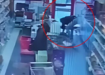 Jandarma personelinin, marketteki müşteriyi kalp masajıyla hayata bağladığı anlar kamerada