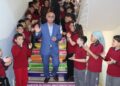 Emekliye ayrılan 47 yıllık öğretmeni 'Hatıran Yeter' şarkısıyla uğurladılar