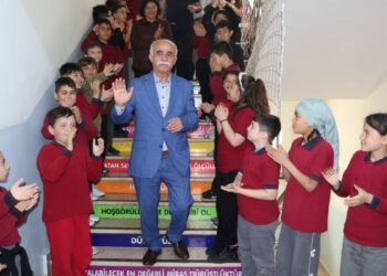 Emekliye ayrılan 47 yıllık öğretmeni 'Hatıran Yeter' şarkısıyla uğurladılar