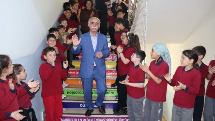 Emekliye ayrılan 47 yıllık öğretmeni 'Hatıran Yeter' şarkısıyla uğurladılar