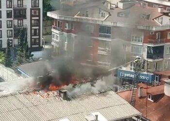 Eyüpsultan'da 4 katlı binanın çatı katında çıkan yangın söndürüldü