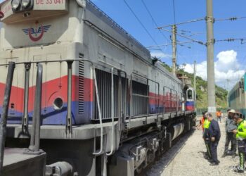 Yük treni, okul servis minibüsüne çarptı; sürücü yaralandı