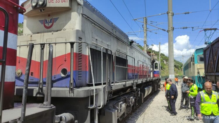 Yük treni, okul servis minibüsüne çarptı; sürücü yaralandı