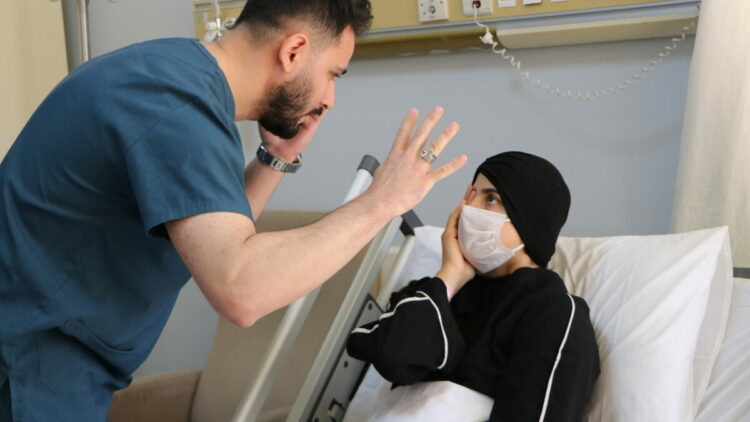 Van'da 35 haftalık hamileye eş zamanlı sezaryen ve beyin tümörü ameliyatı