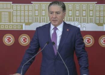 CHP'li Emir: CHP'nin seçilmiş yönetimini yenmeleri gerekiyor