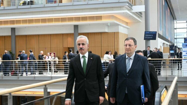 Ulaştırma ve Altyapı Bakanı Uraloğlu, Almanya'da
