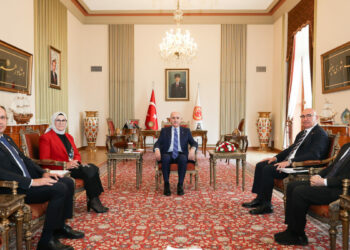 Kurtulmuş, Çocuk Hakları Alt Komisyonu üyelerini kabul etti