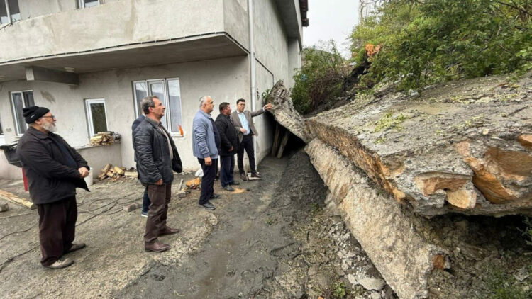 Almus'ta istinat duvarı çöktü