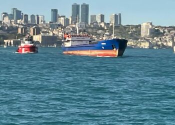 İstanbul Boğazı'nda gemi arızası; trafik askıya alındı -1