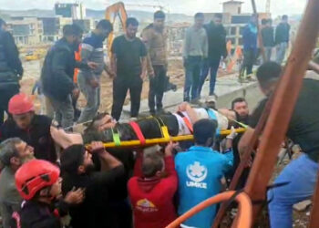 Kahramanmaraş’ta çöken yol ile duvar arasına sıkışan çocuk yaralandı