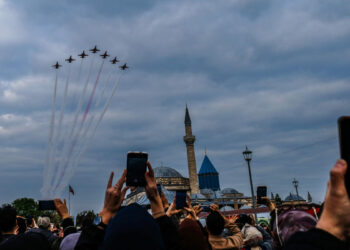 Mevlana'nın Karaman'dan Konya'ya göçü, Türk Yıldızları gösterisiyle kutlandı