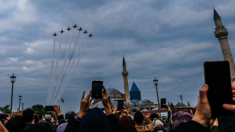 Mevlana'nın Karaman'dan Konya'ya göçü, Türk Yıldızları gösterisiyle kutlandı