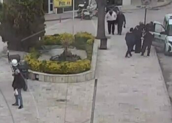 Polislerin ‘heimlich’ manevrası ile hayata tutundu; o anlar kamerada