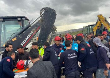 Elazığ’da kanalizasyon çalışmasında göçük altında kalan işçi kurtarıldı