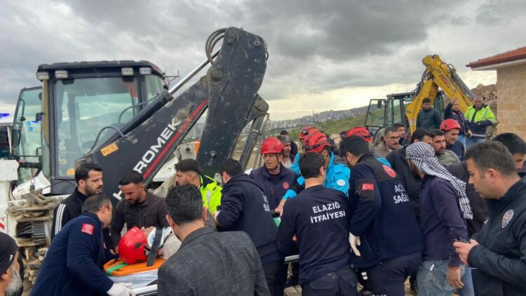 Elazığ’da kanalizasyon çalışmasında göçük altında kalan işçi kurtarıldı