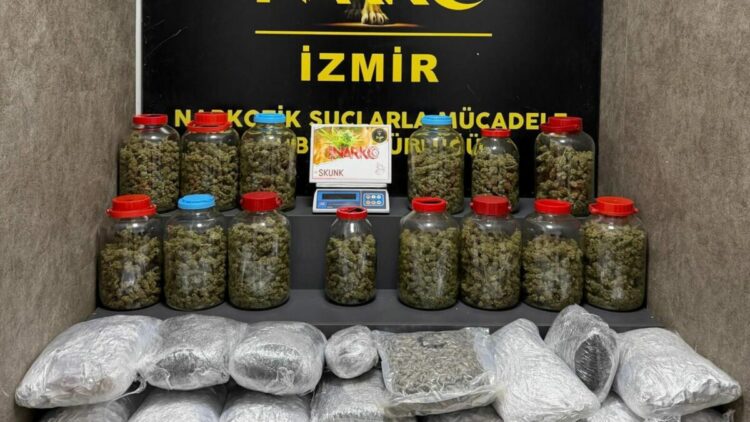 İzmir'de 39 kilo kokain, 21 kilo skunk ele geçirildi; 4 tutuklama