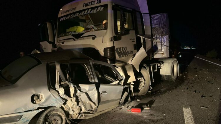 TIR ile çarpışan otomobildeki çift öldü