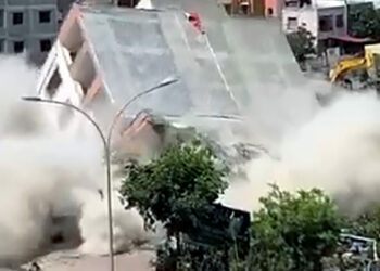 Apartmanın yıkımı sırasında, kaldırımdaki kadın enkaz altında kalmaktan son anda kurtuldu