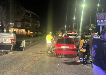 Alkollü sürücünün otomobili, park halindeki araca çarpıp takla attı; 1 yaralı