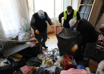 Eskişehir’de evden 5 kamyon çöp çıktı