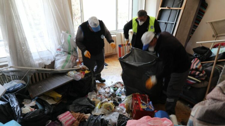 Eskişehir’de evden 5 kamyon çöp çıktı