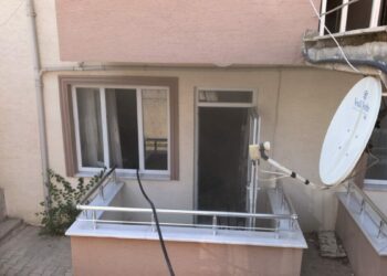 Evlerinde çıkan yangında mahsur kalan anne ile otizmli kızını komşuları kurtardı