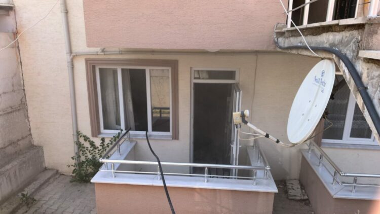 Evlerinde çıkan yangında mahsur kalan anne ile otizmli kızını komşuları kurtardı