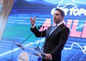 Bakan Bayraktar: Sivas ve Karaman'da biner megavatlık GES kurulacak