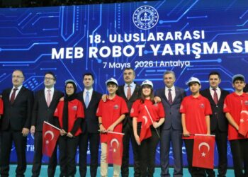 Bakan Tekin, Antalya'da robot yarışmasına katıldı