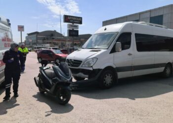 Minibüsle çarpışan motosikletten düşen baba ile kızı yaralandı