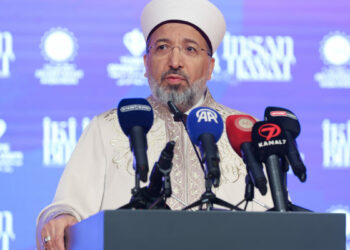 Türkiye Diyanet Vakfı'ndan 300 gence 500 bin lira evlilik desteği